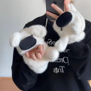 Detailaufnahme weißer Plüsch-Bärenpfoten-Handschuhe mit weichem Kunstfell und Cartoon-Design