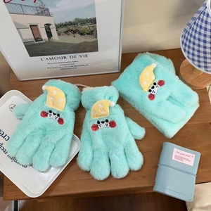 Détail d'un ensemble écharpe et gants en peluche vert menthe avec broderie chat mignon