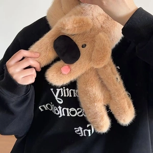 Detailaufnahme der flauschigen hellbraunen Hundeplüschhandschuhe mit rosa Zungendetail