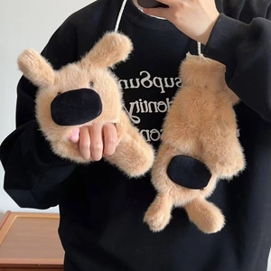 Detail der flauschigen khakifarbenen Hundehandschuhe mit weichem Kunstfell und Tragekordel