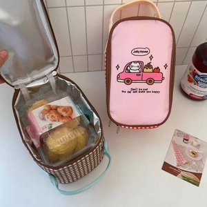 Detail of insulated lunch bag with thickened aluminum foil lining and zipper closure