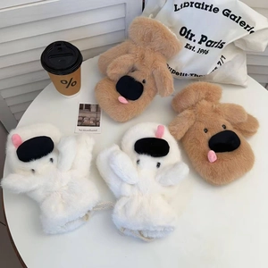 Winter-Plüschfäustlinge im Hunde-Design in Braun und Weiß auf Lifestyle-Hintergrund