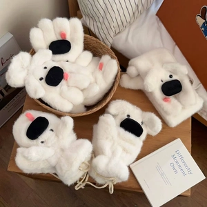Detail der flauschigen weißen Hunde-Winterhandschuhe und Schal-Set auf Holztisch