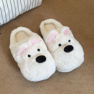 Primer plano de pantuflas de peluche Westie con piel sintética blanca y diseño animal