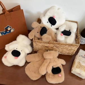Detailaufnahme der flauschigen Cartoon-Hundefäustlinge in Elfenbein und Mokka-Braun