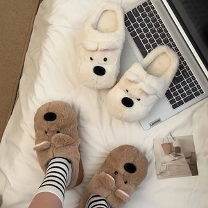 Zapatillas de peluche West Highland terrier en blanco y marrón sobre cama blanca