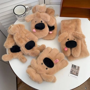 Details der flauschigen braunen Hunde-Handschuhe mit Zunge und weichem Kunstfell