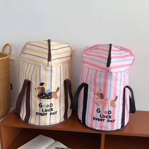 Detail of the zipper closure and carrying handle on the foldable striped foot soak bag