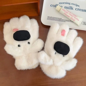 Detailansicht der flauschigen cremefarbenen Plüschhandschuhe mit süßem Hundegesicht-Design
