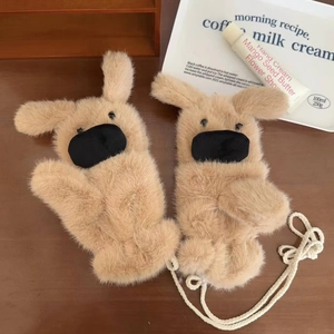 Detail von flauschigen Tier-Handschuhen mit langen Ohren und praktischem Umhängeband