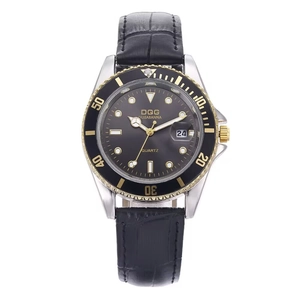 Détail macro d'une montre à quartz avec cadran noir, lunette dorée et bracelet en cuir noir