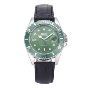Montre à quartz pour hommes avec cadran vert, boîtier acier et bracelet cuir noir