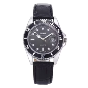 Détail d'une montre à quartz pour homme avec cadran noir, boîtier argenté et dateur