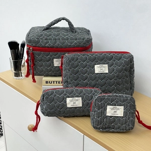 Ensemble de trousses à maquillage à carreaux noirs et blancs et fermetures rouges