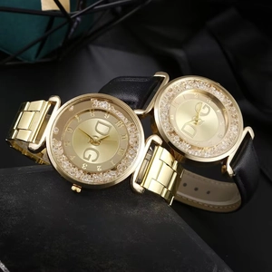Dettaglio di due orologi al quarzo con castone di strass e logo D&G sul quadrante dorato