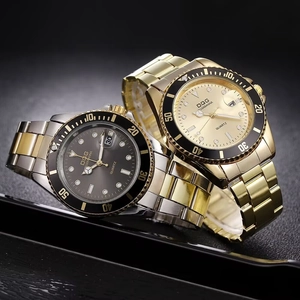 Vue macro détaillée de deux montres à quartz de luxe pour hommes avec bracelet en acier