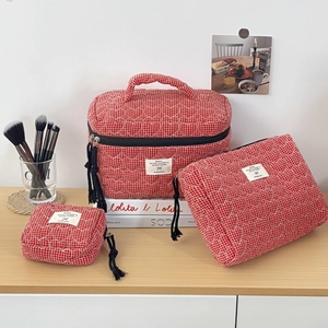 Set di tre borse da toilette trapuntate rosse in cotone con nappe nere sulle cerniere