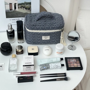 Trousse de maquillage matelassée à carreaux bleus avec pompon en coton et poignée supérieure