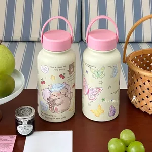 Dettaglio di borracce termiche con graziose stampe di cuccioli e farfalle e manici rosa