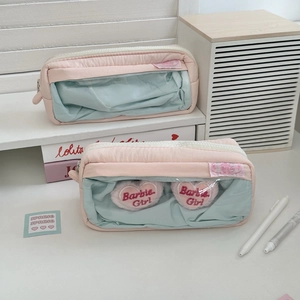 Detail von rosa und blauen Federmäppchen mit Sichtfenster und Barbie-Stickerei