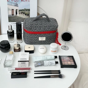 Trousse à maquillage matelassée avec fermeture rouge et gland en décor chic