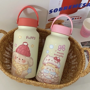 Dettaglio di simpatiche borracce in acciaio inox con illustrazioni di cuccioli e bimbe