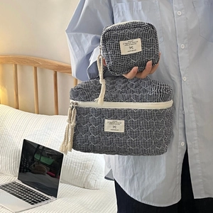 Lot de trousses de maquillage matelassées motif cœur avec carreaux noir et blanc