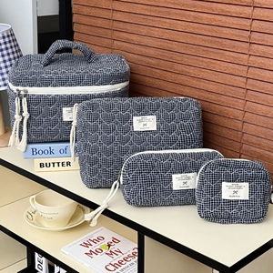 Lot de trousses de maquillage matelassées bleu marine à carreaux avec cœurs brodés