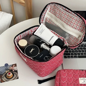 Pochette per trucchi rossa trapuntata a cuori con grande capacità per cosmetici