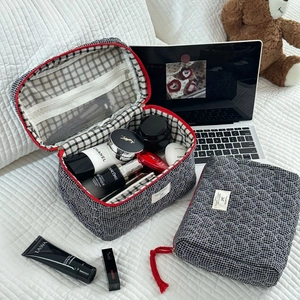 Set de trousses à maquillage matelassées à carreaux noir et blanc avec zip rouge