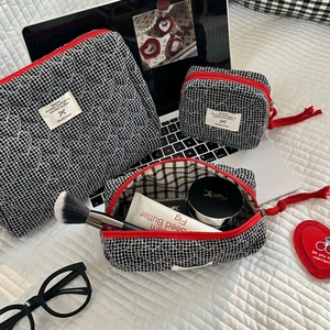 Ensemble de 3 trousses de maquillage matelassées avec fermetures éclair rouges