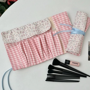 Pinselmappe mit Blumenmuster und rosa Karo sowie blauem Band zum Binden