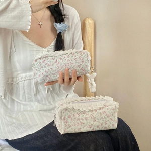 Détail de la trousse florale en dentelle avec un joli pendentif lapin en peluche