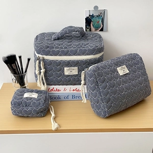 Lot de 3 trousses de maquillage matelassées bleu marine avec motif à carreaux blancs et logo