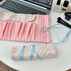 Florale Make-up-Pinseltasche zum Rollen mit rosa Karofutter und Schleifenverschluss
