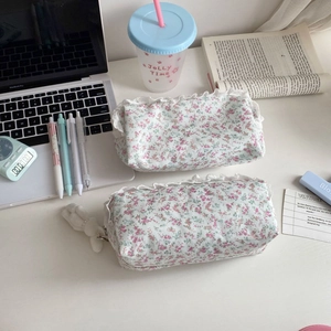 Gros plan d'une trousse florale avec bordure en dentelle et breloque lapin en peluche