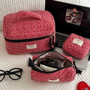Set di tre pochette per cosmetici trapuntate a scacchi rossi con cuciture a cuore