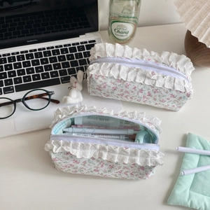 Vue détaillée d'une trousse florale en dentelle montrant sa grande capacité et son zip