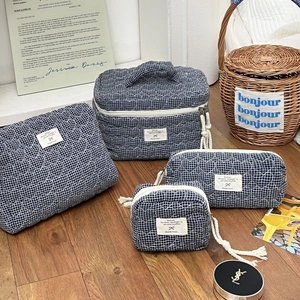 Lot de 4 trousses de maquillage matelassées bleu marine avec fermetures à pompon et carreaux