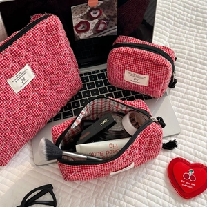 Set di tre pochette per cosmetici in cotone trapuntato a quadretti rossi e bianchi