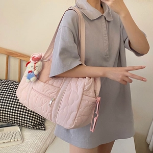 Sac de voyage rose matelassé avec motif cœur, bandoulière et grande capacité