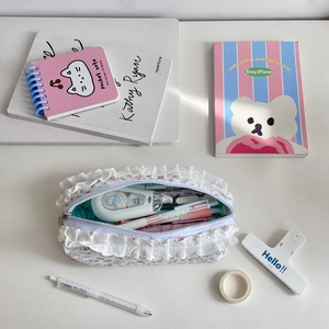 Détail d'une trousse florale avec bordure en dentelle montrant l'intérieur spacieux