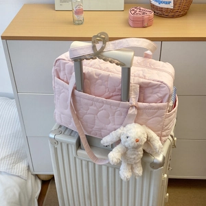 Sac de voyage matelassé rose avec fourreau pour bagage et poupée lapin sur trolley