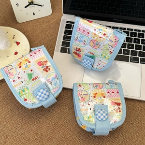Dettaglio di mini portamonete in PVC con orsetti carini e bottoni a scacchi blu