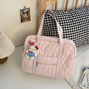 Détail du sac de voyage rose avec matelassage en cœur et poches latérales pratiques