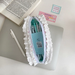 Détail de la trousse à fleurs en dentelle avec doublure à carreaux sur ordinateur
