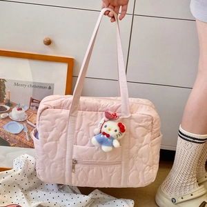 Sac de voyage rose matelassé avec motif cœur et pendentif en peluche dessin animé