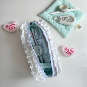 Détail de la trousse à fleurs avec bordure en dentelle et grande capacité de rangement