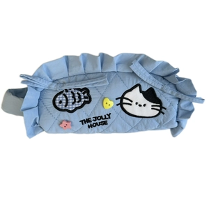 Astuccio trapuntato azzurro con ricamo di gatto e bordo decorativo in pizzo grazioso