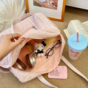 Vue intérieure du sac de voyage matelassé en cœur montrant sa grande capacité de rangement